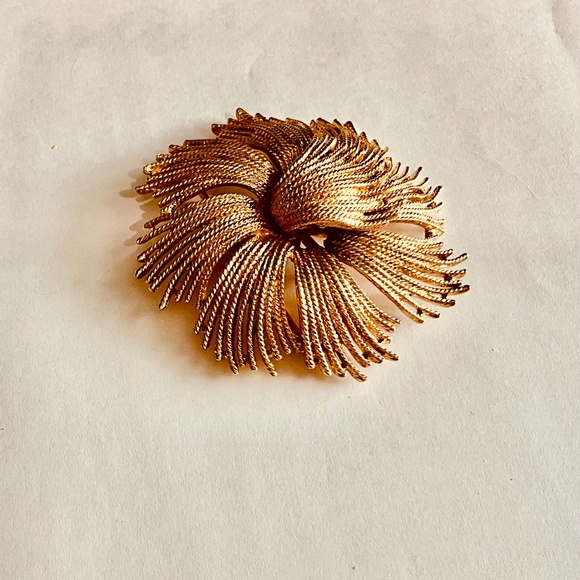 Monet Gold Tone Twisted Rope Swirl Vintage Brooch - Picture 1 of 2